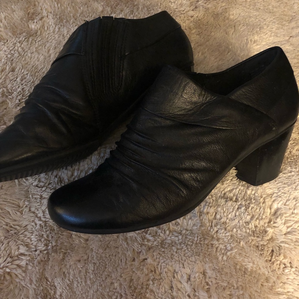 Yuu booties - black leather- 2 inch heel